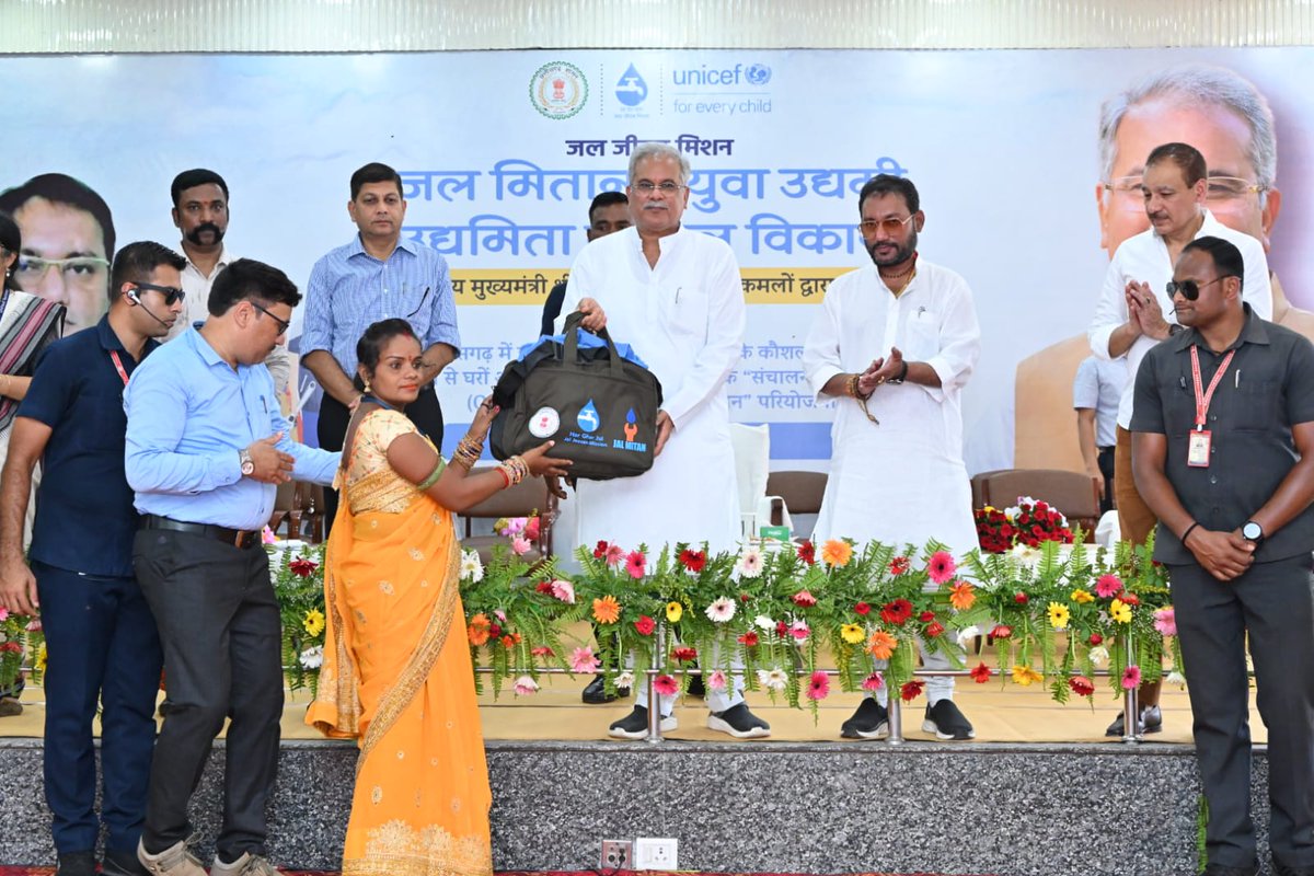 CharmiMy's tweet photo. Hon'ble CM , Shri. Bhupesh Baghel launched unique Jal Mitan - One stop solution for O&amp;M of drinking water facilities in rural areas by skilling of 540 Jal Mitans &amp; 90 young entrepreneurs on plumbing, electrical, solar, and RO repair led by JJM supported by UNICEF #Chhattisgarh https://t.co/BoRDocivHs