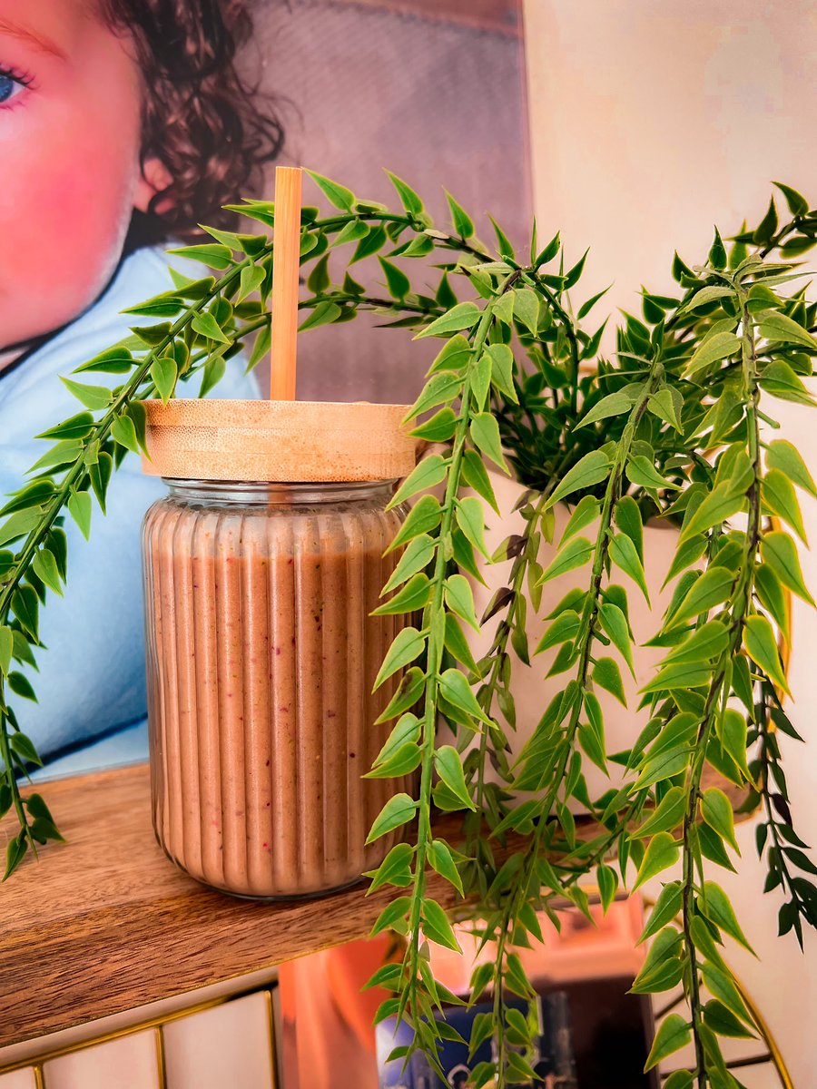 its_me_lolly's tweet photo. When life gives you Monday, make a matcha smoothie and meet the day with a 'Matcha' attitude! 🍵💪 #MatchaMonday #SmoothieRecipe #Matcha #Wellbeing #Wellness #HealthyFood https://t.co/lCD9CFoz21