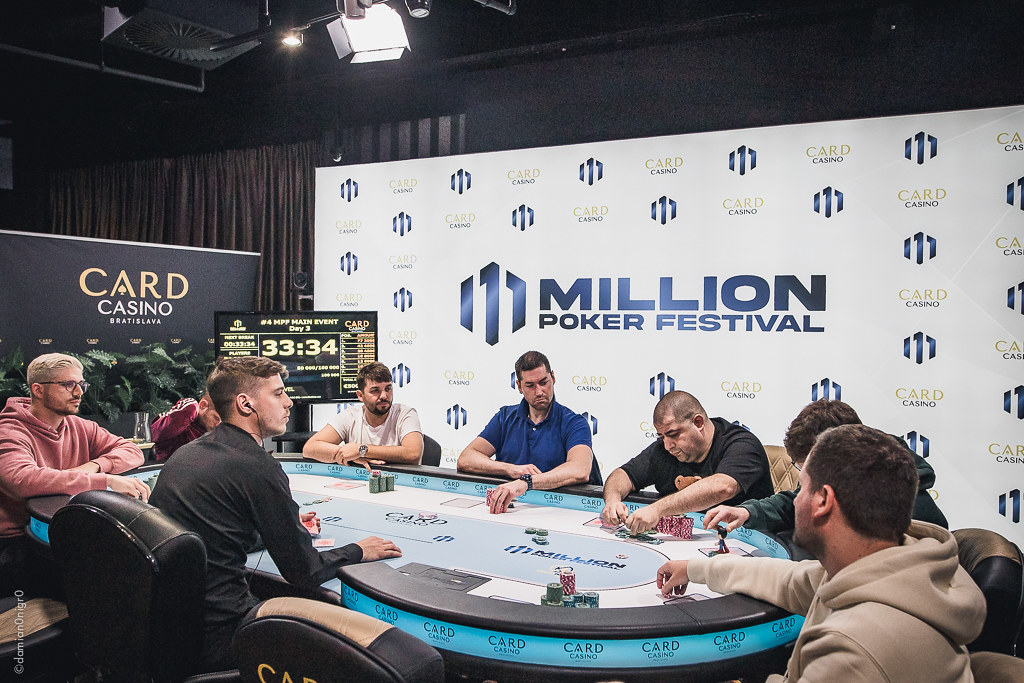 David Algarra 🇪🇸 se lleva el 100K Elite Poker Special.

Rudolf Kosa 🇦🇹 encabezará los nueve últimos jugadores del <a href="/MillionPokerFes/">Million Poker Festival</a>.

🗞️poker-red.com/noticias/milli…

📺 A partir de las 14:30 TV Table en todos los canales de Poker-Red buscando el ganador del Main Event.