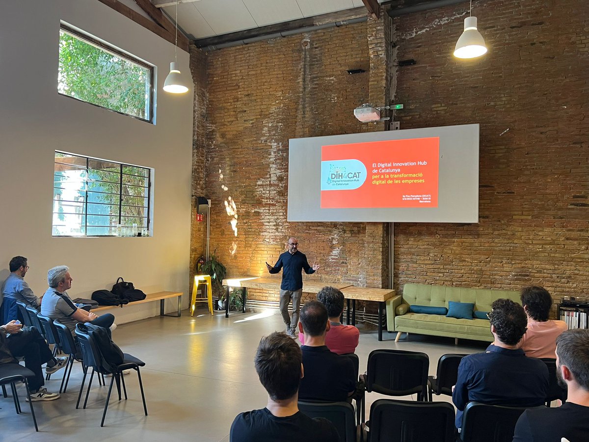 i2CAT's tweet photo. 🔝 Pau Pamplona and Àlex Romaguera presented @DIH4CAT and #i2CAT in the 3rd #StandUpMeeting of @BarcelonaBmth, in which different funding and knowledge transfer opportunities and resources for digital and innovative startups and companies have been explored 📈
@CambraBCN @BMAT https://t.co/jx4u9egu2C