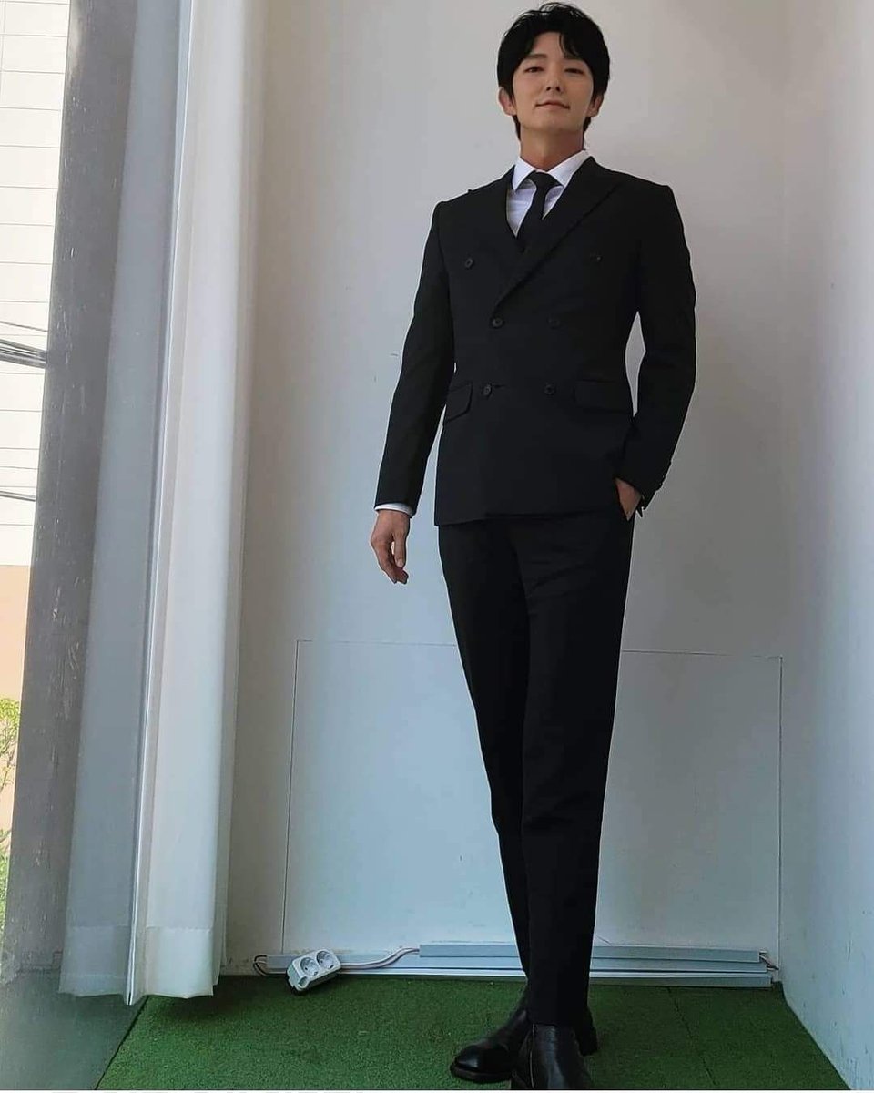 dolled up for being the MC of suni's wedding... 12 June, 2021 

#leejoongi