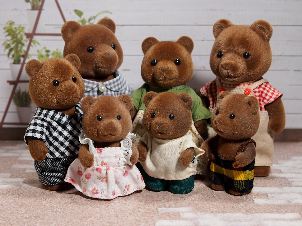 補足:シルバニアの初期ブラウンクマさんはちょっと現行家族と違って