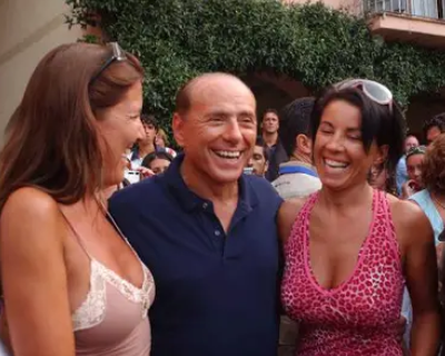 chasapidhs's tweet photo. Και δεν προλάβαμε να πάμε σε ένα bunga bunga...

#Berlusconi https://t.co/7BCyvgPgHc