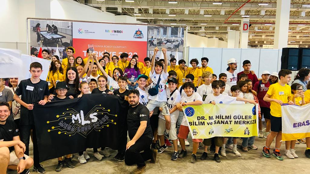 Ordu_MEM's tweet photo. İzmir’de gerçekleşen WRO Dünya Robot Olimpiyatları'na 3 takım ile katılım sağlayan Altınordu Dr. M. Hilmi Güler Bilim ve Sanat Merkezimiz

✨ Kurallı Yıldızlar Kategorisi ROBARMY1 takımımız, Türkiye 2.'si;

✨Robosports Kategorisi SİRİUS A takımımız, Türkiye 2.'si;

✨Robomission Kurallı Küçük Yıldızlar Kategorisi SİRİUS B takımımız ise Türkiye 4.’sü olmuştur. 

Öğrencilerimizi ve takım koçu öğretmenlerimizi tebrik eder; başarılarının devamını dileriz.👏

#eğitimkentiORDU 
#Ordu 
@tcmeb @tuncaysonel @mhilmiguler @mfvargeloglu @TCOrduValiligi