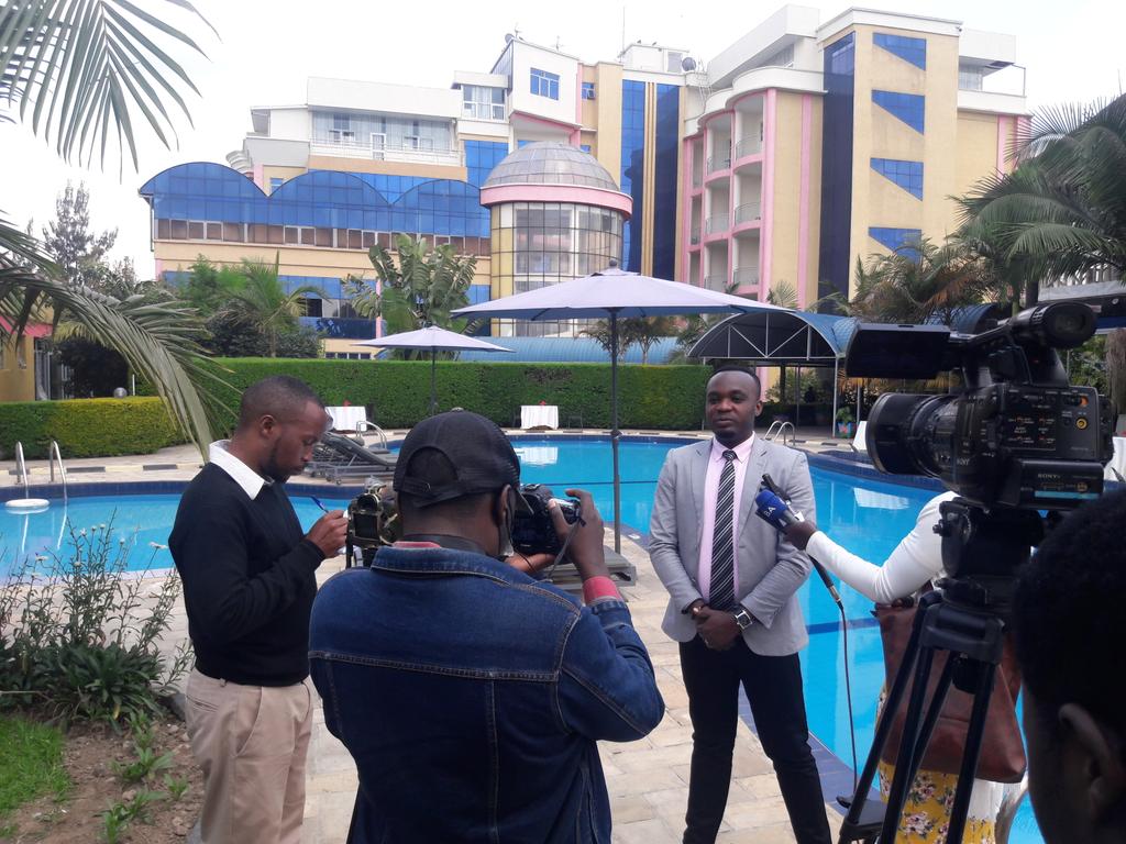 rwandastandards's tweet photo. UYU MUNSI: Mu karere ka  @MusanzeDistrict RSB, @RDBrwanda na @TradeMarkAfrica batangiye ubukangurambaga buzakomereza  hirya no hino mu gihugu ku kubungabunga ubuziranenge bw'ibiribwa hagamijwe guteza imbere ubukerarugendo.
#RwOT @MurenziRaymond @Butdavie @cakamanzi @michaellaru https://t.co/WxcJcrtjqi