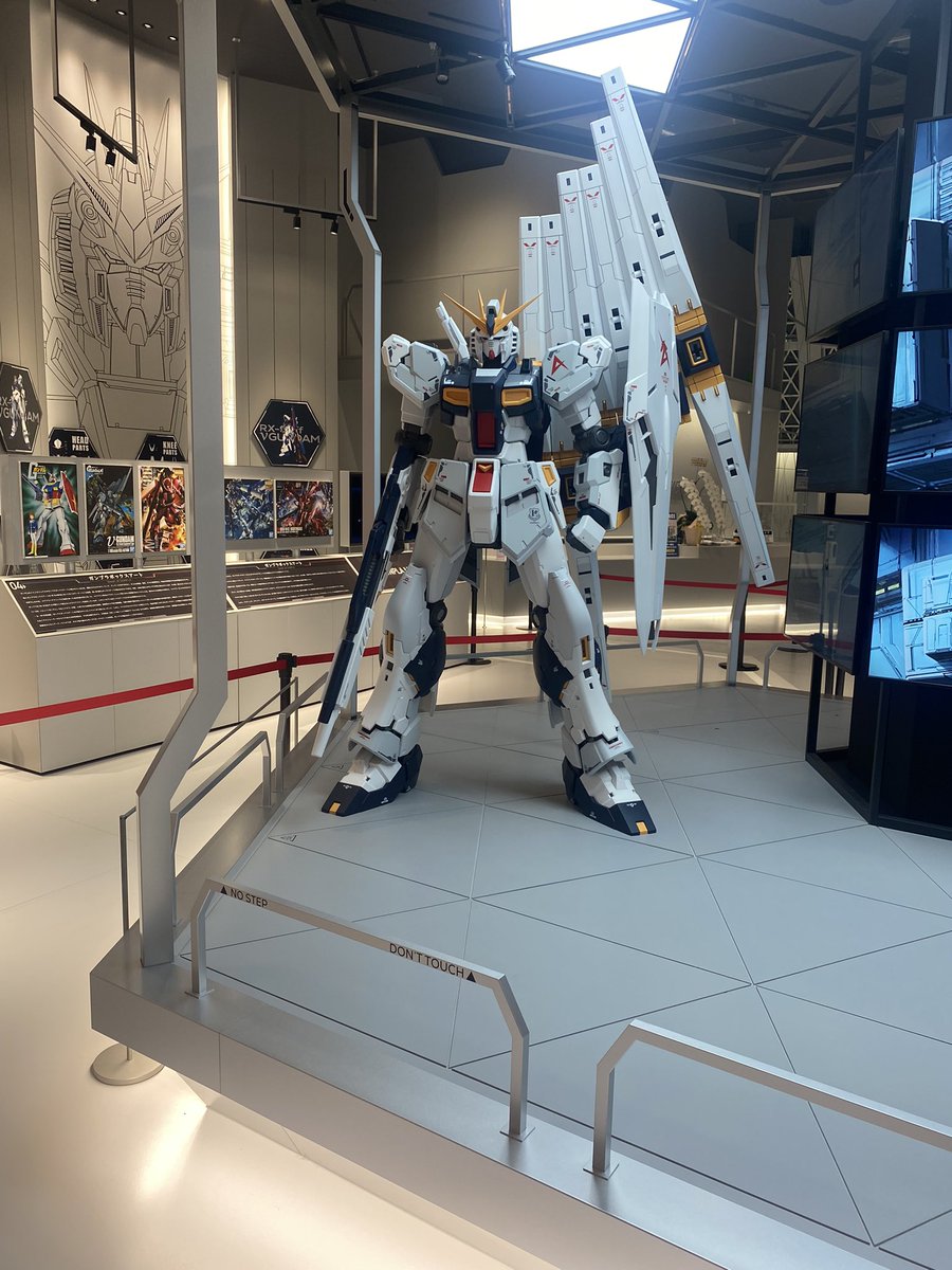 サザビーとニューガンダムまた見に行ってきました何度行っても楽しいです