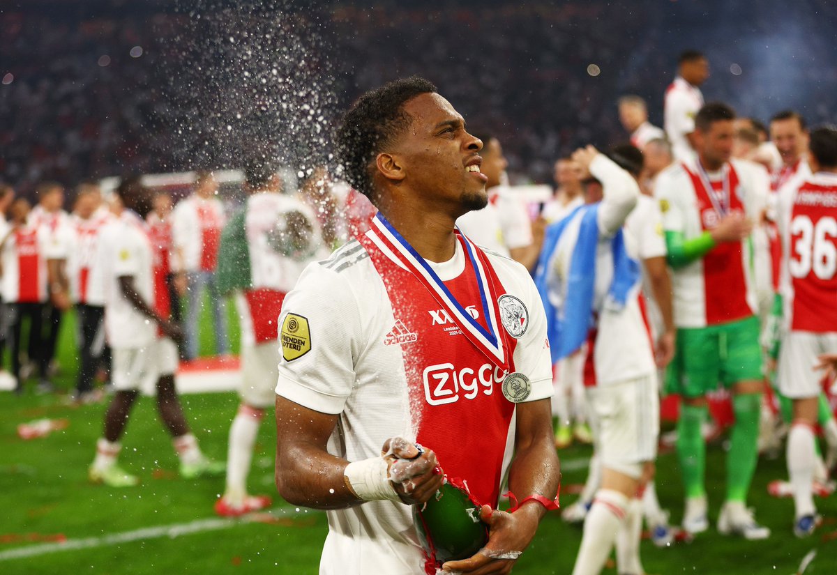 FabrizioRomano's tweet photo. Jurrien Timber on his future: “Will I stay with Ajax anyway? I’m not sure, I can’t stay that”. 🚨⚪️🔴 #transfers

“I'm not in talks with Ajax now. My agent had a good talk a few times, but it's not like we're talking about anything right now…”, told Vandaag Inside. https://t.co/bMy6GLRRsG