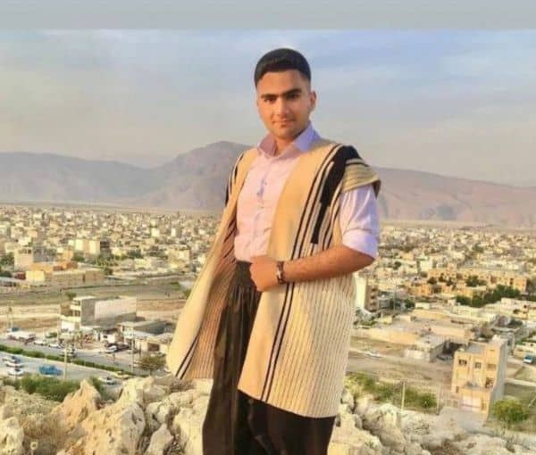 .
شوربختانه جوان دیگری را بدست تیراندازان جمهوری اسلامی از دست دادیم. ‌‌پویا مولایی راد، از خاندان کیان پیرفلک، نمودار همه جوانانیستکه بیگناه کشته شدند. 
.
#FaramarzAslani