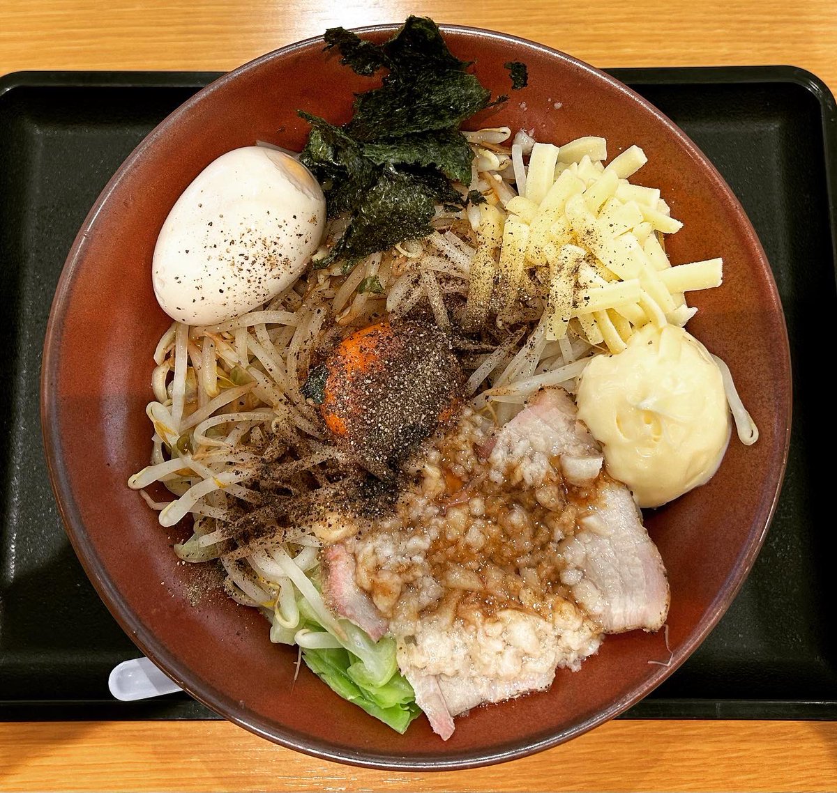 tetsuya_ramen's tweet photo. #GOTON
@宇都宮市陽東
汁なしまぜそば(大)
※ニンニク抜き
・味玉TP←サービス券
フードコートで久々のまぜそばを大盛で😋
おそらく中華そばと同じ麺なのでツルツル食べやすい🍜勤務中でなければニンニクガッツリ入れたいところ🧄コショウたっぷりかけてジャンキーに
2023-87 https://t.co/NuigMbyt0Z