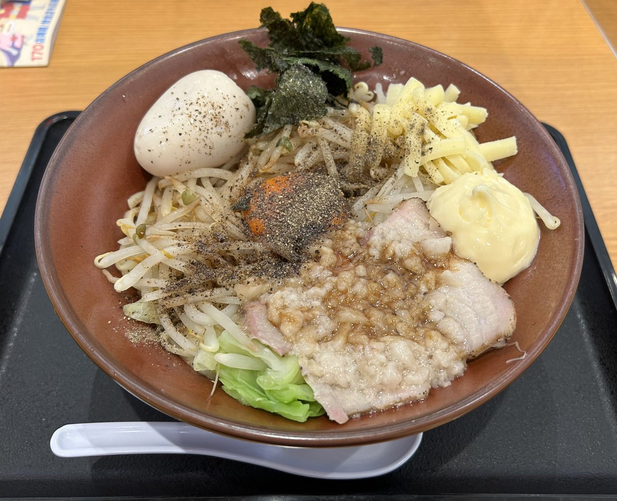 tetsuya_ramen's tweet photo. #GOTON
@宇都宮市陽東
汁なしまぜそば(大)
※ニンニク抜き
・味玉TP←サービス券
フードコートで久々のまぜそばを大盛で😋
おそらく中華そばと同じ麺なのでツルツル食べやすい🍜勤務中でなければニンニクガッツリ入れたいところ🧄コショウたっぷりかけてジャンキーに
2023-87 https://t.co/NuigMbyt0Z