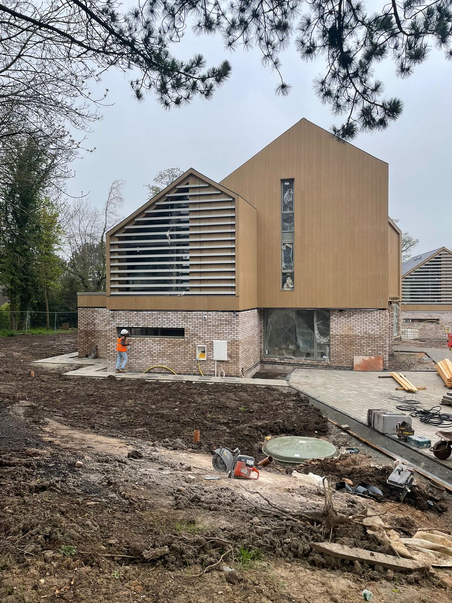 Our ambitious five-home site,  Waterbank is nearly complete 🤩🏘

Featuring bold, open-plan living designed for the modern family, they blend contemporary style with naturality. 

ow.ly/tpgv50OzJXJ 

#altinhomes #luxuryliving #villagelife #cheshirelife #prestbury