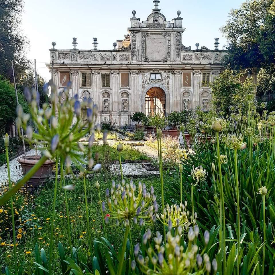 Il giardino segreto di Galleria Borghese
Il giardino dell'uccelliera fu realizzato dal Cardinale Scipione Borghese. Si coltivano fiori esotici e rari,oltre ad essere presente una collezione di agrumi
#TraIGiardini 
#CasaLettori