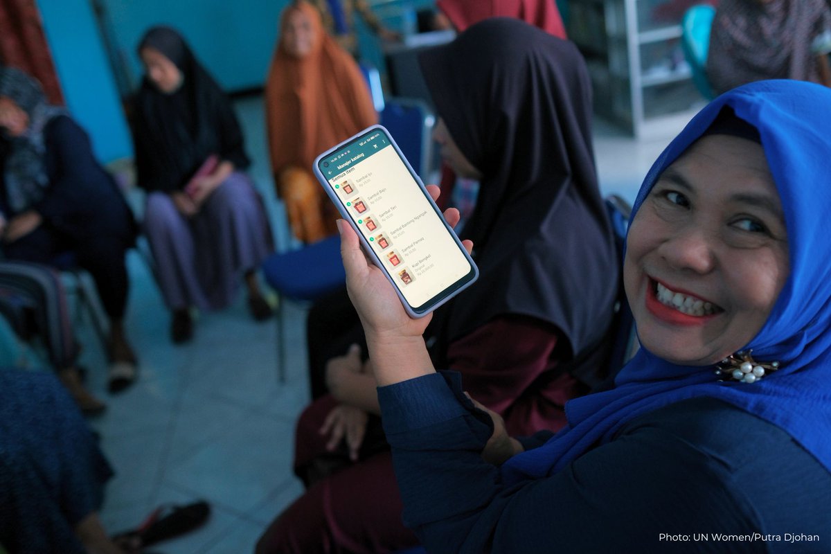 unwomenid's tweet photo. Digitalisasi membantu perempuan wirausaha dlm memulai &amp; mengembangkan usahanya.

Sejak Agustus 2022, @unwomenid bekerja sama dgn mitra dalam melaksanakan pendampingan dan pelatihan kewirausahaan digital berperspektif gender, sebagai bagian dari program #TogetherDigital. https://t.co/Mp4yt7N5oT
