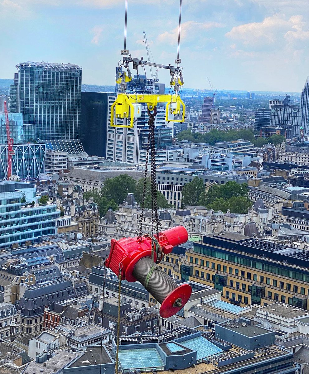 The permissible wind speed has been a major factor in safely removing the final Derrick Crane components from #8bishopsgate and we relished the chance to jump in for #wolffkran and get the job done! The remaining 10 loads were lifted using the BMU on level 51, to the pitlane