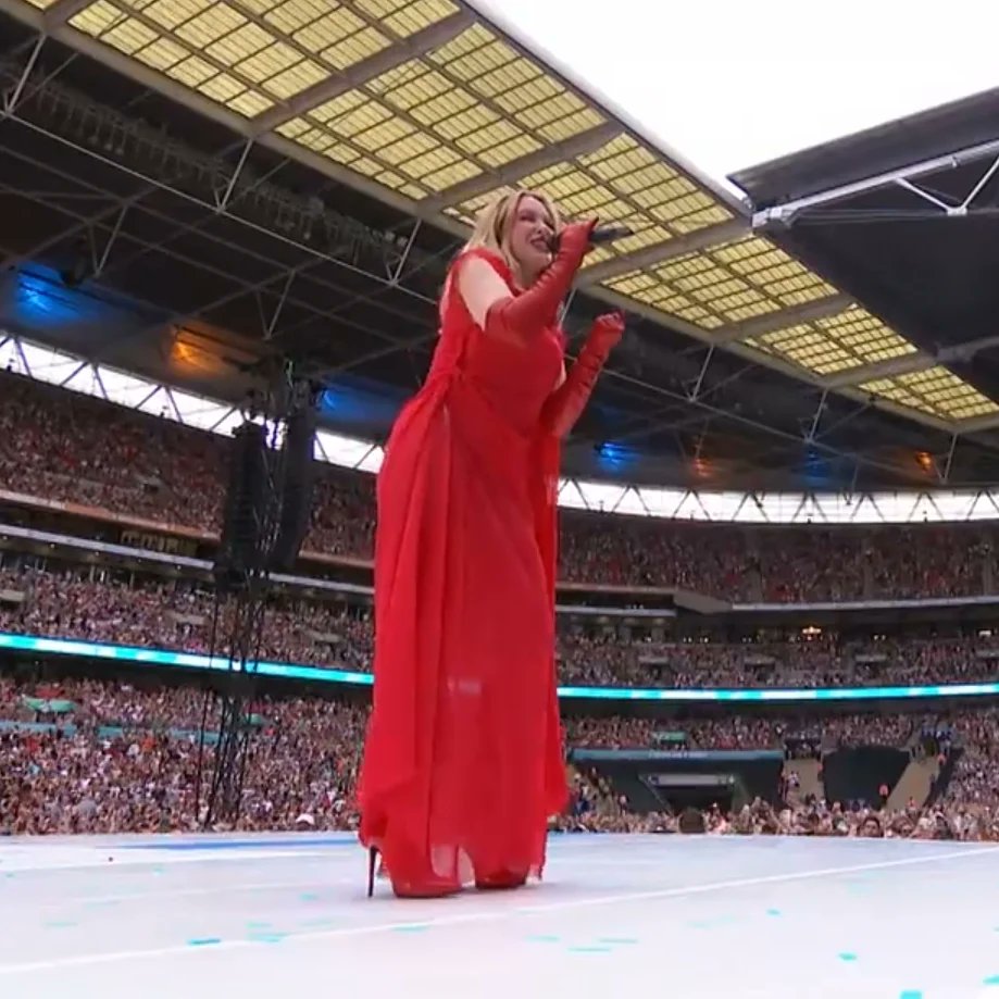 robhillmedia's tweet photo. Absolutely shattered from a relentless shift on roving camera at Capital FM's Summertime Ball Wembley. Great fun though.
#CapitalSTB #SummertimeBall #Cameraoperator #robhillmedia #CapitalFM #music #RFcamera https://t.co/SyZ4iUkUsb