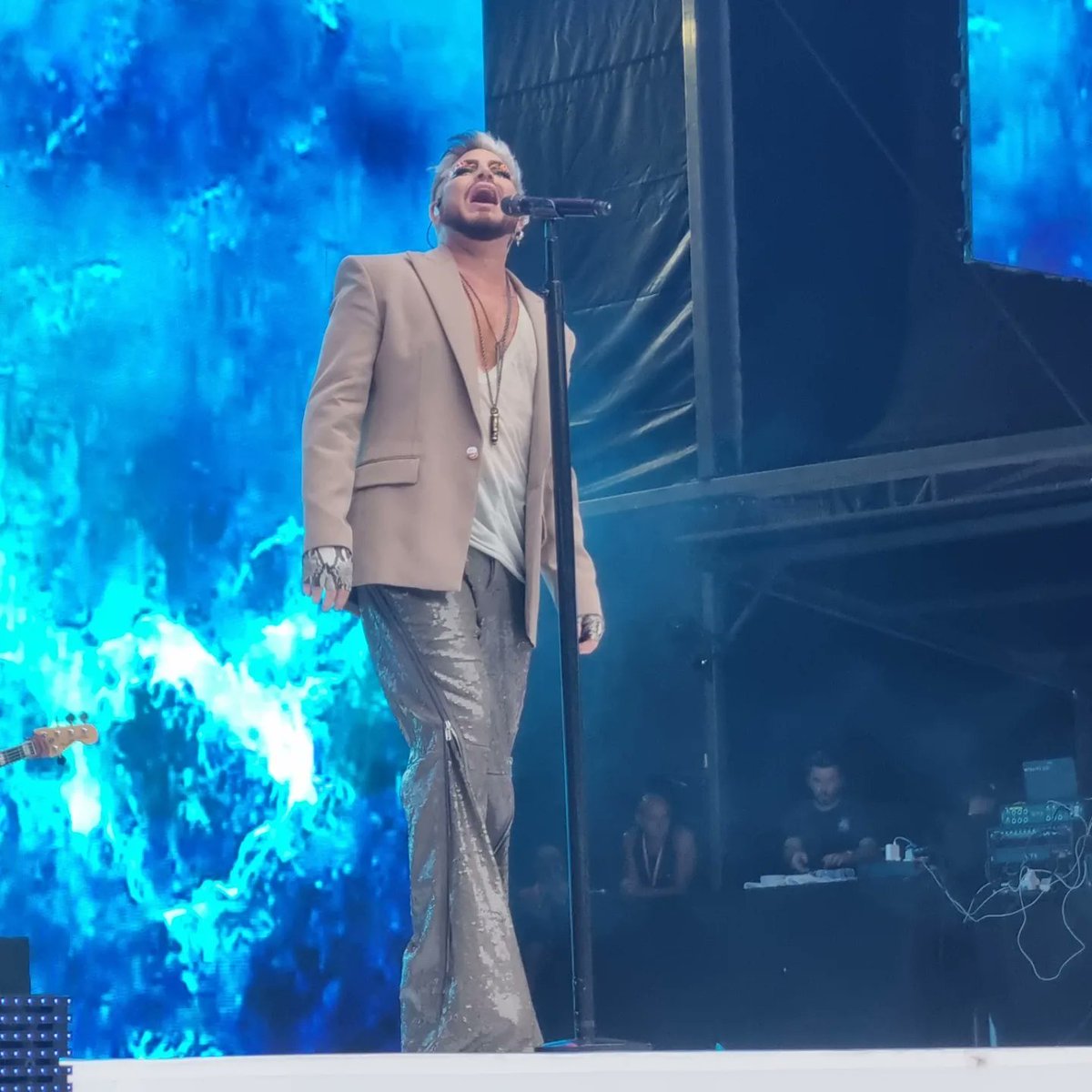 robhillmedia's tweet photo. Absolutely shattered from a relentless shift on roving camera at Capital FM's Summertime Ball Wembley. Great fun though.
#CapitalSTB #SummertimeBall #Cameraoperator #robhillmedia #CapitalFM #music #RFcamera https://t.co/SyZ4iUkUsb