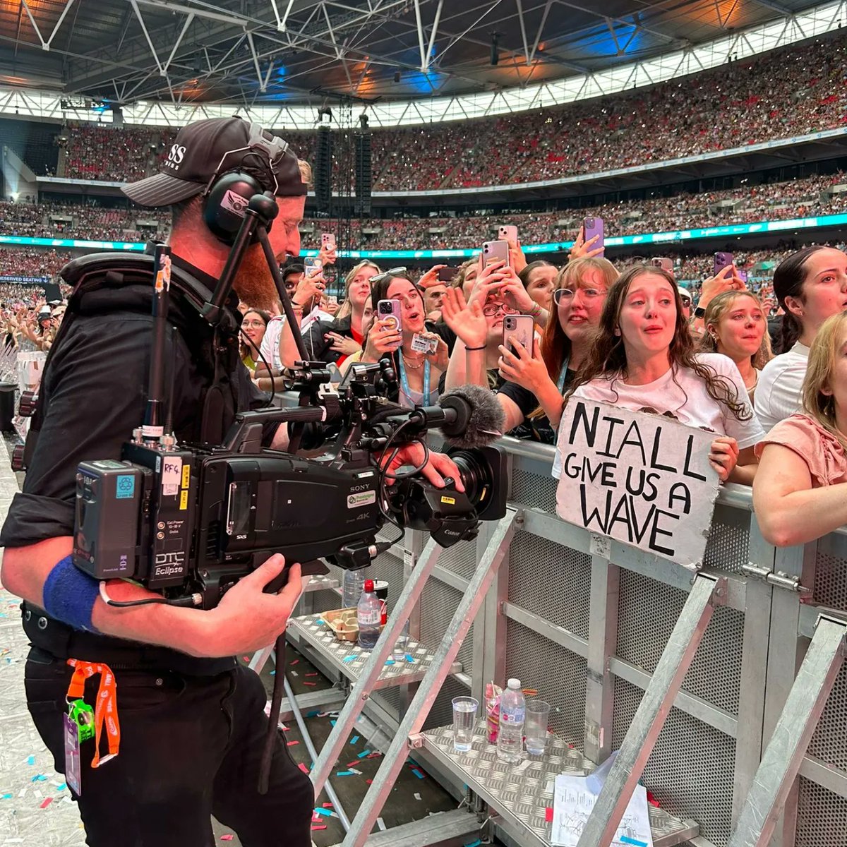 robhillmedia's tweet photo. Absolutely shattered from a relentless shift on roving camera at Capital FM's Summertime Ball Wembley. Great fun though.
#CapitalSTB #SummertimeBall #Cameraoperator #robhillmedia #CapitalFM #music #RFcamera https://t.co/SyZ4iUkUsb