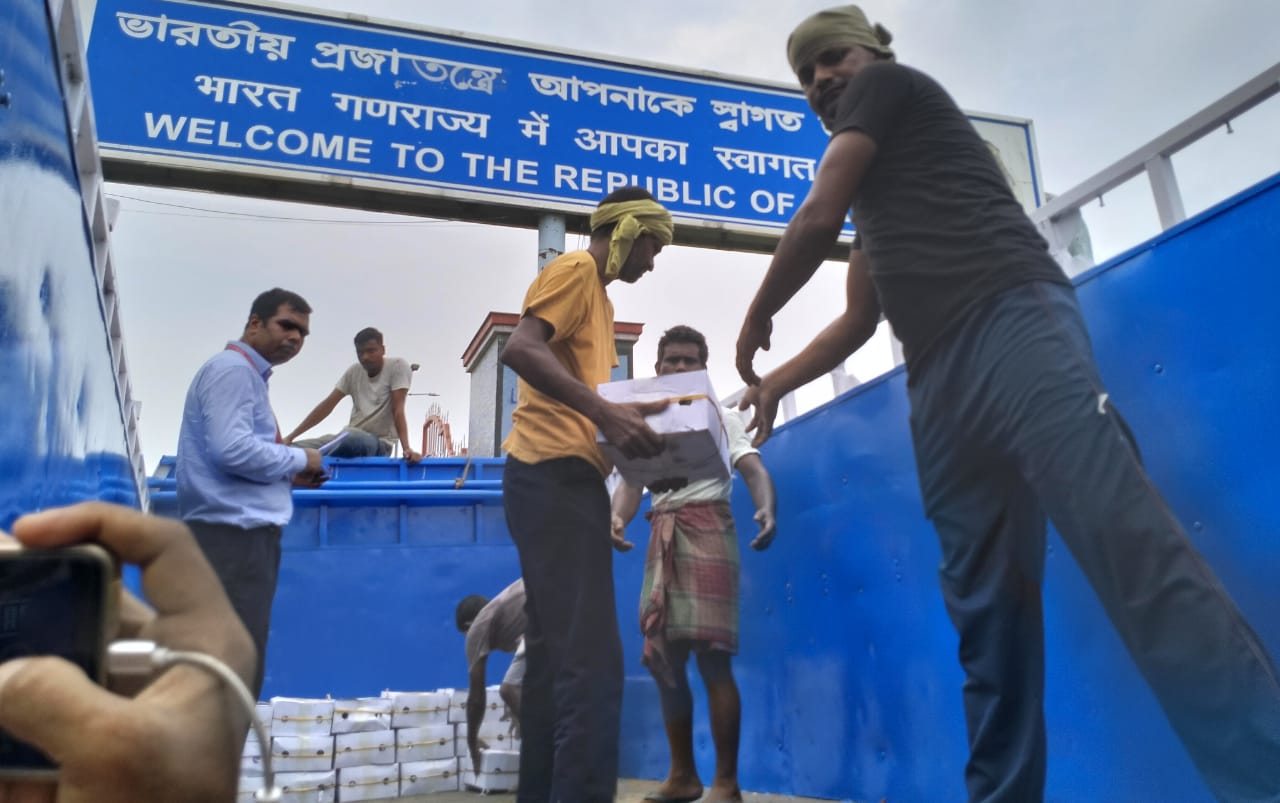 পশ্চিমবঙ্গের মুখ্যমন্ত্রী মমতার জন্য আম উপহার পাঠালেন প্রধানমন্ত্রী শেখ হাসিনা