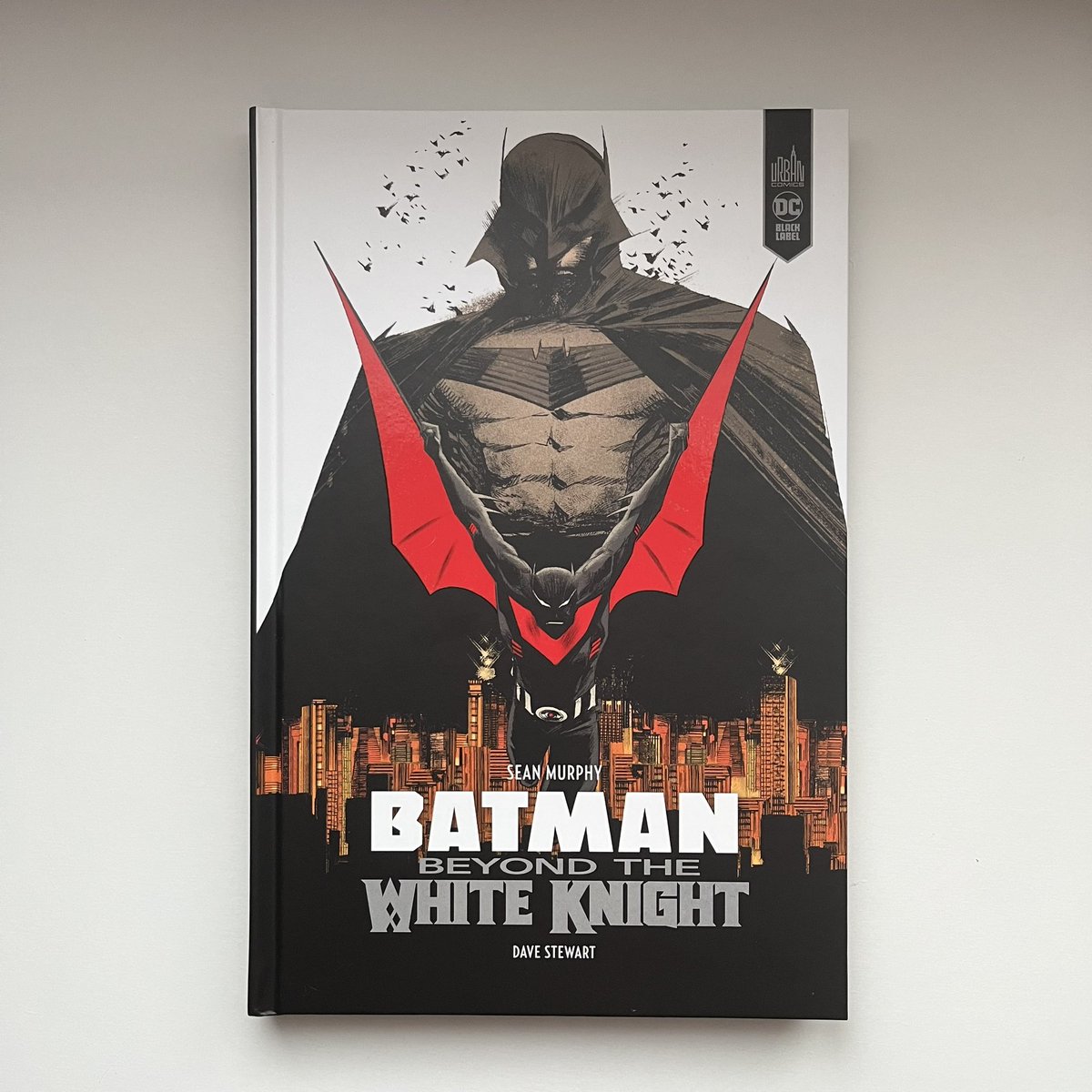 TheNiceGeek06's tweet photo. 🚨CONCOURS INSTAGRAM
🦇 Suite à la rencontre avec #SeanMurphy &amp; #KatanaCollins à la Librairie #LeDojo pour la sortie de #Batman #BeyondtheWhiteKnight chez @UrbanComics
🎁 NOUS TE FAISONS GAGNER UN COMICS DÉDICACÉ PAR SEAN MURPHY!
➡️ RDV sur #Instagram
#Nice06 #Batman @DCComics_FR https://t.co/8WZBGVKPmH