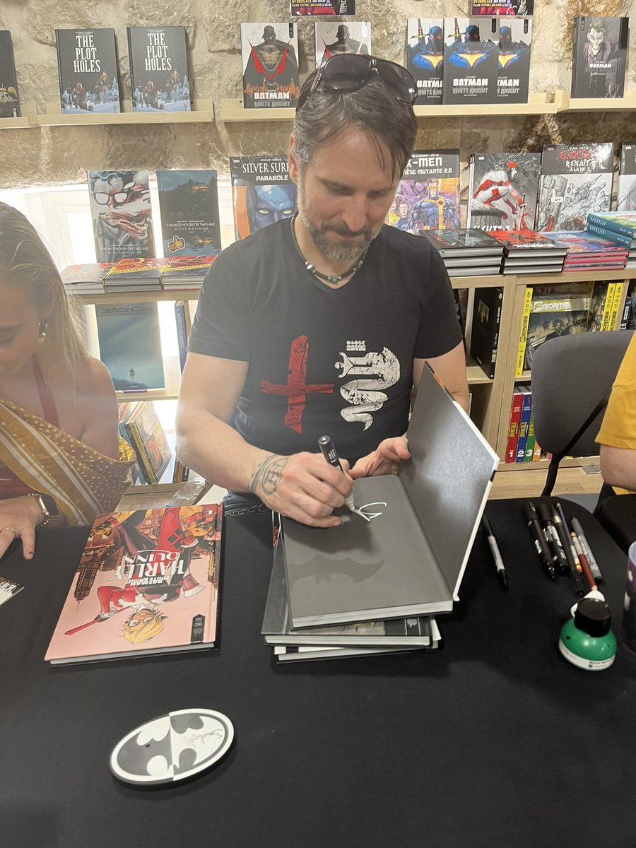 TheNiceGeek06's tweet photo. 🚨CONCOURS INSTAGRAM
🦇 Suite à la rencontre avec #SeanMurphy &amp; #KatanaCollins à la Librairie #LeDojo pour la sortie de #Batman #BeyondtheWhiteKnight chez @UrbanComics
🎁 NOUS TE FAISONS GAGNER UN COMICS DÉDICACÉ PAR SEAN MURPHY!
➡️ RDV sur #Instagram
#Nice06 #Batman @DCComics_FR https://t.co/8WZBGVKPmH