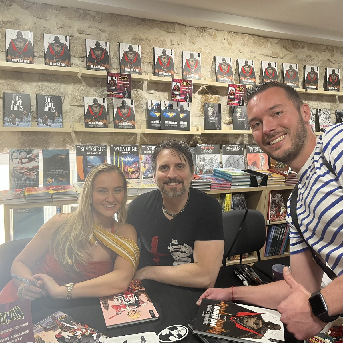TheNiceGeek06's tweet photo. 🚨CONCOURS INSTAGRAM
🦇 Suite à la rencontre avec #SeanMurphy &amp; #KatanaCollins à la Librairie #LeDojo pour la sortie de #Batman #BeyondtheWhiteKnight chez @UrbanComics
🎁 NOUS TE FAISONS GAGNER UN COMICS DÉDICACÉ PAR SEAN MURPHY!
➡️ RDV sur #Instagram
#Nice06 #Batman @DCComics_FR https://t.co/8WZBGVKPmH