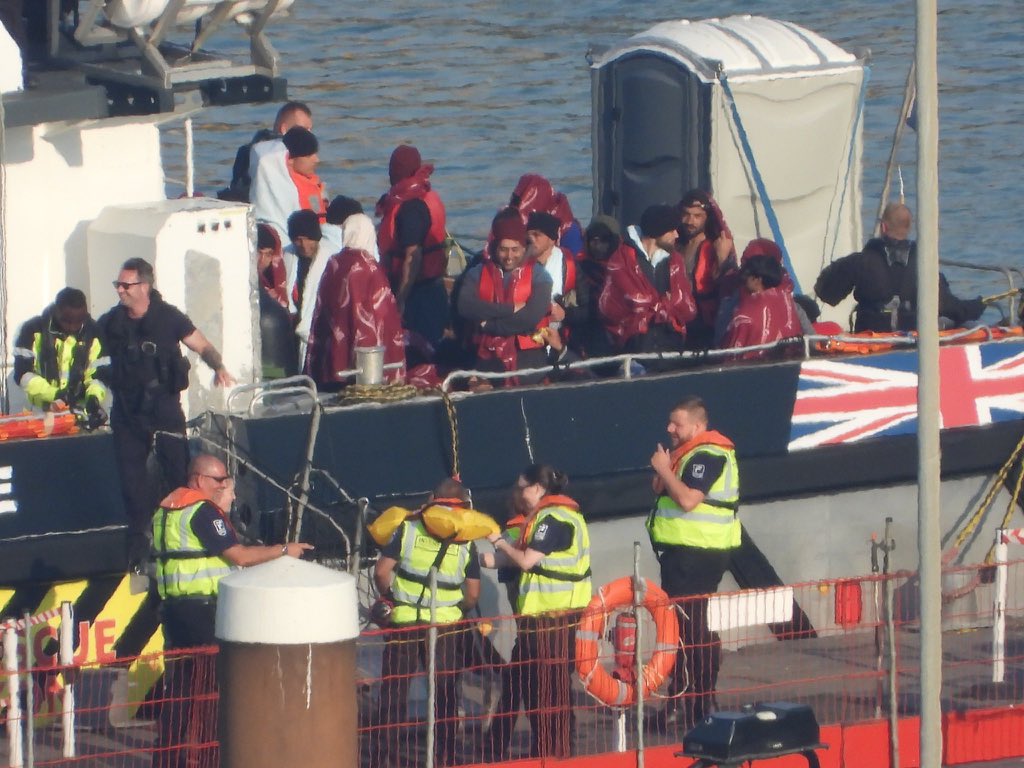 SimonJonesNews's tweet image. 616 migrants in 12 boats arrived yesterday - the highest daily figure so far this year.
