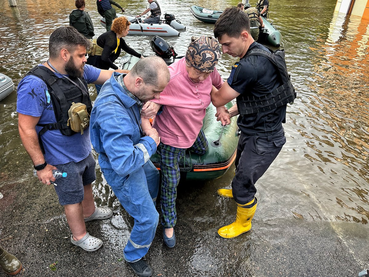 CunninghamCSky's tweet image. The people of #Kherson have lived through so much already, occupation, terror,  bombs, war and now this, a man made natural disaster of unthinkable proportions. Our final report for @SkyNews from flooded Kherson as shells still land on those fleeing

youtu.be/t7Mlb4F5gH4