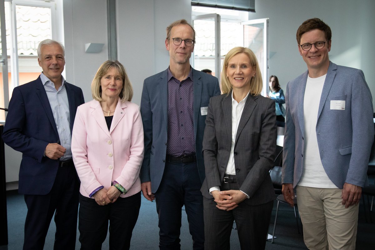 U Bremen Research Alliance (@ubra_hb) on Twitter photo Herzlichen Dank für spannende Vorträge, Poster u. Diskussionen am Vorabend des Tags der #Forschungsdaten im @HdW_Bremen.
v.l. Christof Wolf <a href="/gesis_org/">GESIS @gesisorg.bsky.social</a> <a href="/KonsortSwd/">KonsortSWD</a>, Heide Ahrens <a href="/dfg_public/">DFG public | @dfg_public@wisskomm.social</a>, Hajo Zeeb @BIPS_Bremen, Jutta Günther @UniBremen u. Felix Krömer <a href="/butenunbinnen/">Buten un Binnen</a> #TDFD2023 Herzlichen Dank für spannende Vorträge, Poster u. Diskussionen am Vorabend des Tags der #Forschungsdaten im @HdW_Bremen.
v.l. Christof Wolf <a href="/gesis_org/">GESIS @gesisorg.bsky.social</a> <a href="/KonsortSwd/">KonsortSWD</a>, Heide Ahrens <a href="/dfg_public/">DFG public | @dfg_public@wisskomm.social</a>, Hajo Zeeb @BIPS_Bremen, Jutta Günther @UniBremen u. Felix Krömer <a href="/butenunbinnen/">Buten un Binnen</a> #TDFD2023
