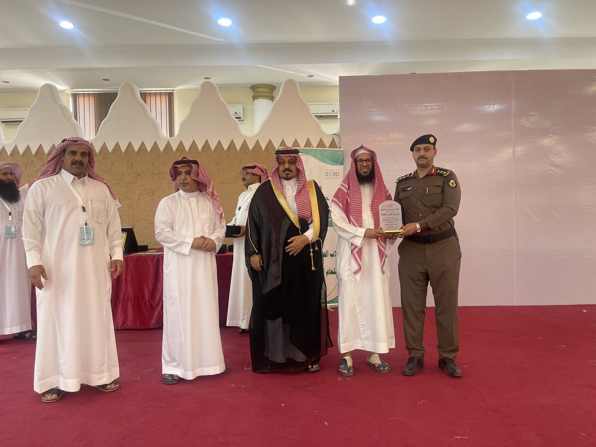 jubbahnews's tweet photo. تخرج | 🎓

رعى سعادة رئيس مركز إمارة #جبة بدر بن حجر ابن ناحل، حفل تخرج طلاب الصف الثالث ثانوي من مدرسة جبة الثانوية، بحضور سعادة رئيس بلدية جبة أ. سعد الشبرمي وسعادة مدير مركز شرطة جبة العقيد وعدد من مدراء ومسؤولي الدوائر الحكومية في جبة ووأولياء امور الطلاب.

حيث كان في استقبالهم أ. نايف عبدالله الثليج مدير مدرسة جبة الثانوية، وتخلل الحفل عدد من الفقرات بدأت بالقرآن الكريم ثم مسيرة الخريجين وكلمة الطلاب الخريجين وكلمة مدير ثانوية جبة أ. نايف الثليج ومشاركة شعرية وأوبريت، وفي الختام تم تكريم شركاء النجاح وأولياء امور الطلاب والمعلمين والطلاب الخريجين.
@badr_hejer