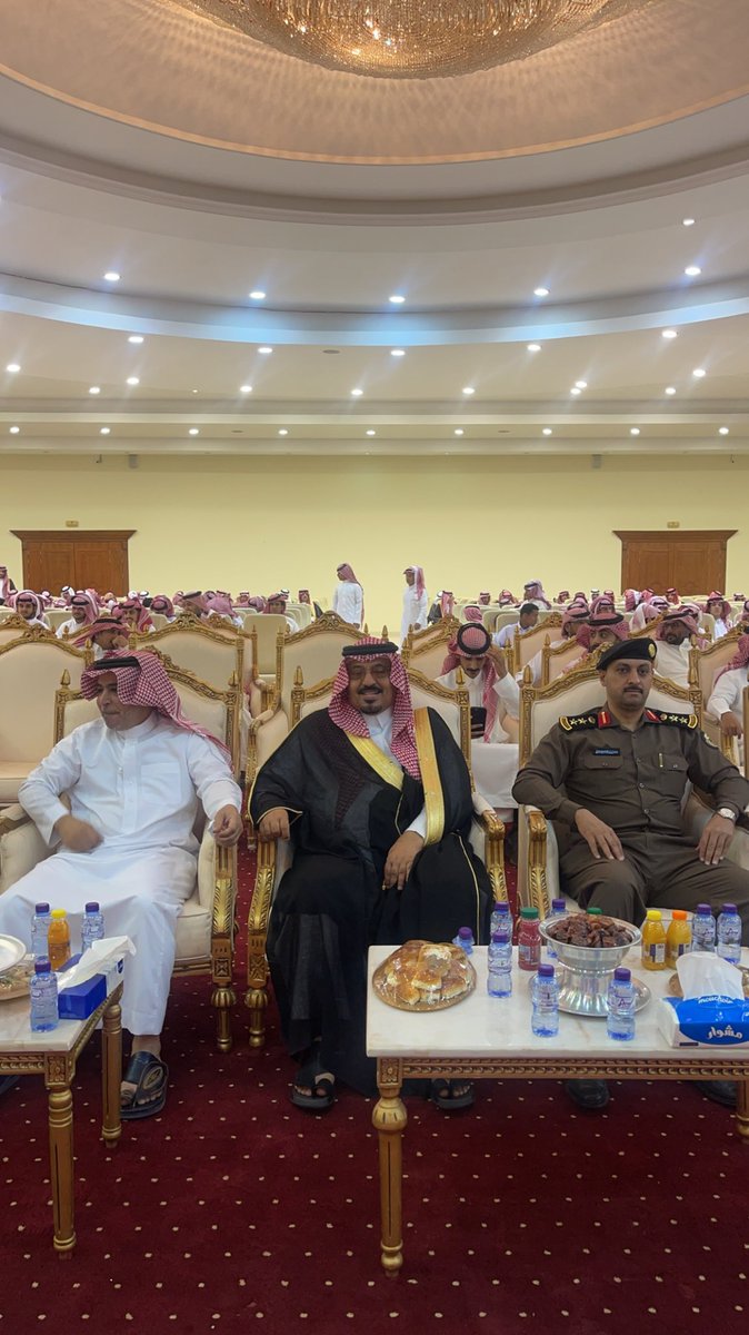 jubbahnews's tweet photo. تخرج | 🎓

رعى سعادة رئيس مركز إمارة #جبة بدر بن حجر ابن ناحل، حفل تخرج طلاب الصف الثالث ثانوي من مدرسة جبة الثانوية، بحضور سعادة رئيس بلدية جبة أ. سعد الشبرمي وسعادة مدير مركز شرطة جبة العقيد وعدد من مدراء ومسؤولي الدوائر الحكومية في جبة ووأولياء امور الطلاب.

حيث كان في استقبالهم أ. نايف عبدالله الثليج مدير مدرسة جبة الثانوية، وتخلل الحفل عدد من الفقرات بدأت بالقرآن الكريم ثم مسيرة الخريجين وكلمة الطلاب الخريجين وكلمة مدير ثانوية جبة أ. نايف الثليج ومشاركة شعرية وأوبريت، وفي الختام تم تكريم شركاء النجاح وأولياء امور الطلاب والمعلمين والطلاب الخريجين.
@badr_hejer