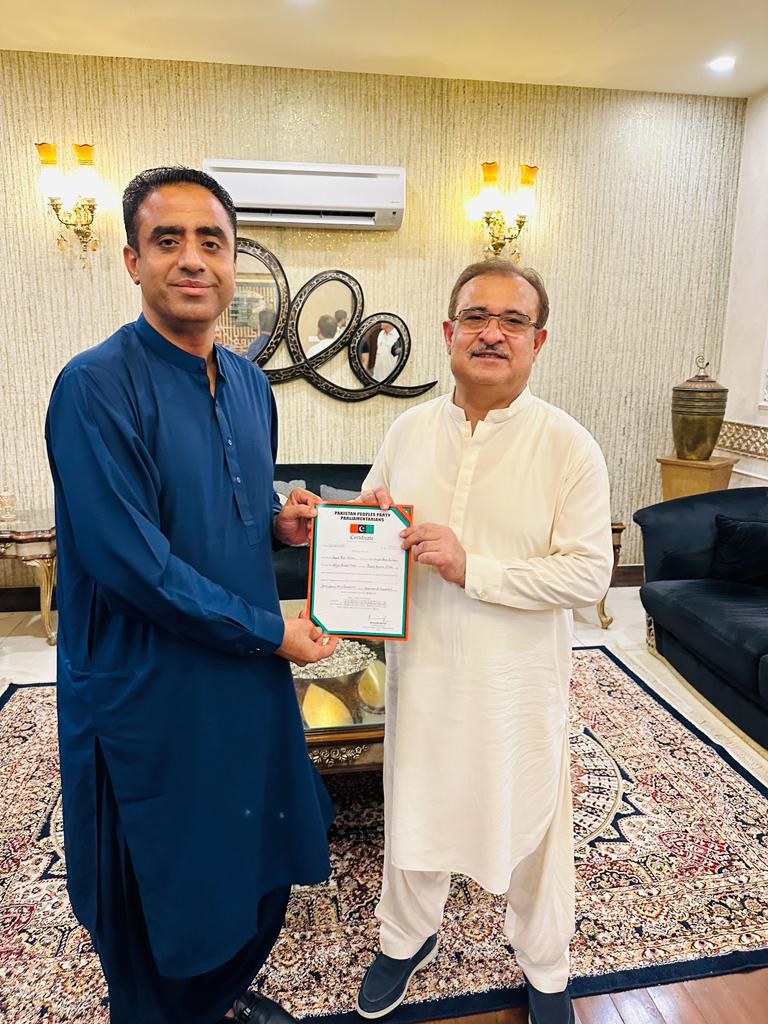 miraltafkhoso's tweet photo. کراچی

آج جکھرانی ہائوس کراچی میں پاکستان پیپلزپارٹی لاڑکانہ ڈویژن کے صدر محترم میر اعجاز حسین جکھرانی سے 
پاکستان پیپلز پارٹی ضلع کشمور کندھکوٹ  کے جرنل سیکریٹری میر الطاف احمد کھوسو صاحب 
اور پاکستان پیپلز پارٹی ضلع جیکب آباد کے صدر میر لیاقت علی لاشاری صاحب کی ملاقات ۔ 
1/2 https://t.co/BKO8sSlcV6