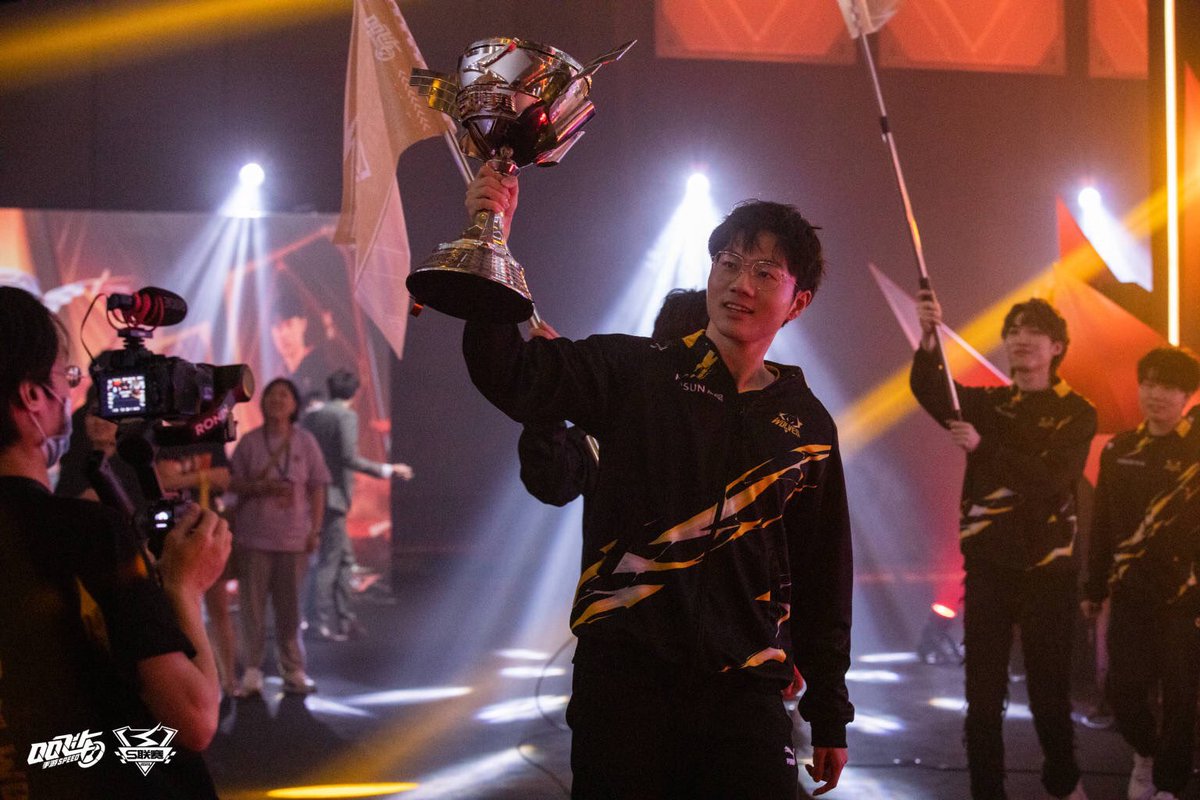 WolvesEsports's tweet photo. ๐ธ of our QQ Speed team winning their 8th championship! ๐คฉ
#ONEPACK || #QQSpeed https://t.co/bjC1n2AQIL
