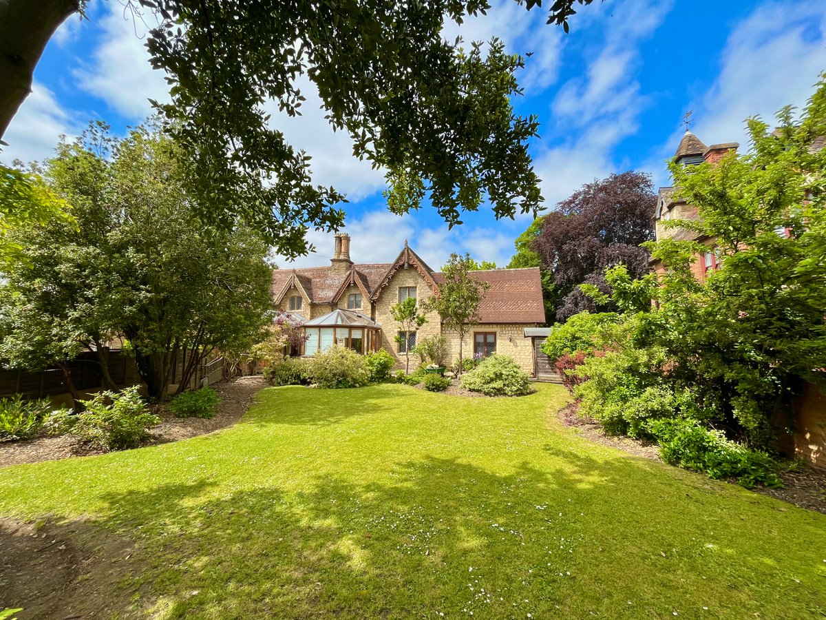 BROMHAM ROAD BEDFORD MK40 
£599,950
Four bedroom three bathroom Grade Two listed house located only moments from Bedford town centre.
Boasting a one bedroom annex with own entrance on the left wing of the property with ample parking to the front and a  south facing rear garden .