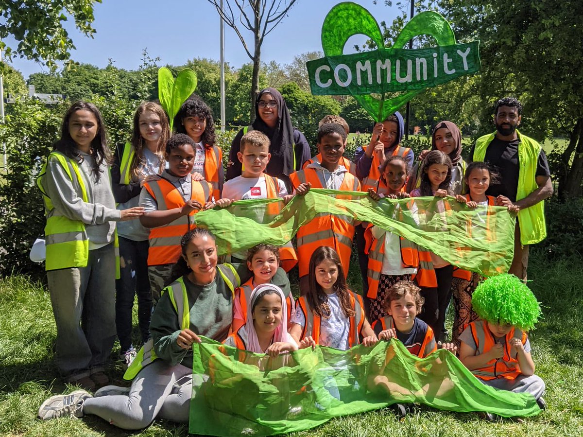 We remembered those lost to the Grenfell fire and paid homage to our community heroes by going #greenforgrenfell 💚 <a href="/GforGrenfellDay/">Green4GrenfellDay</a> 

Thank you <a href="/sued62/">Sue Duggins 💚</a> for organising 💚

#grenfell #foreverinourhearts