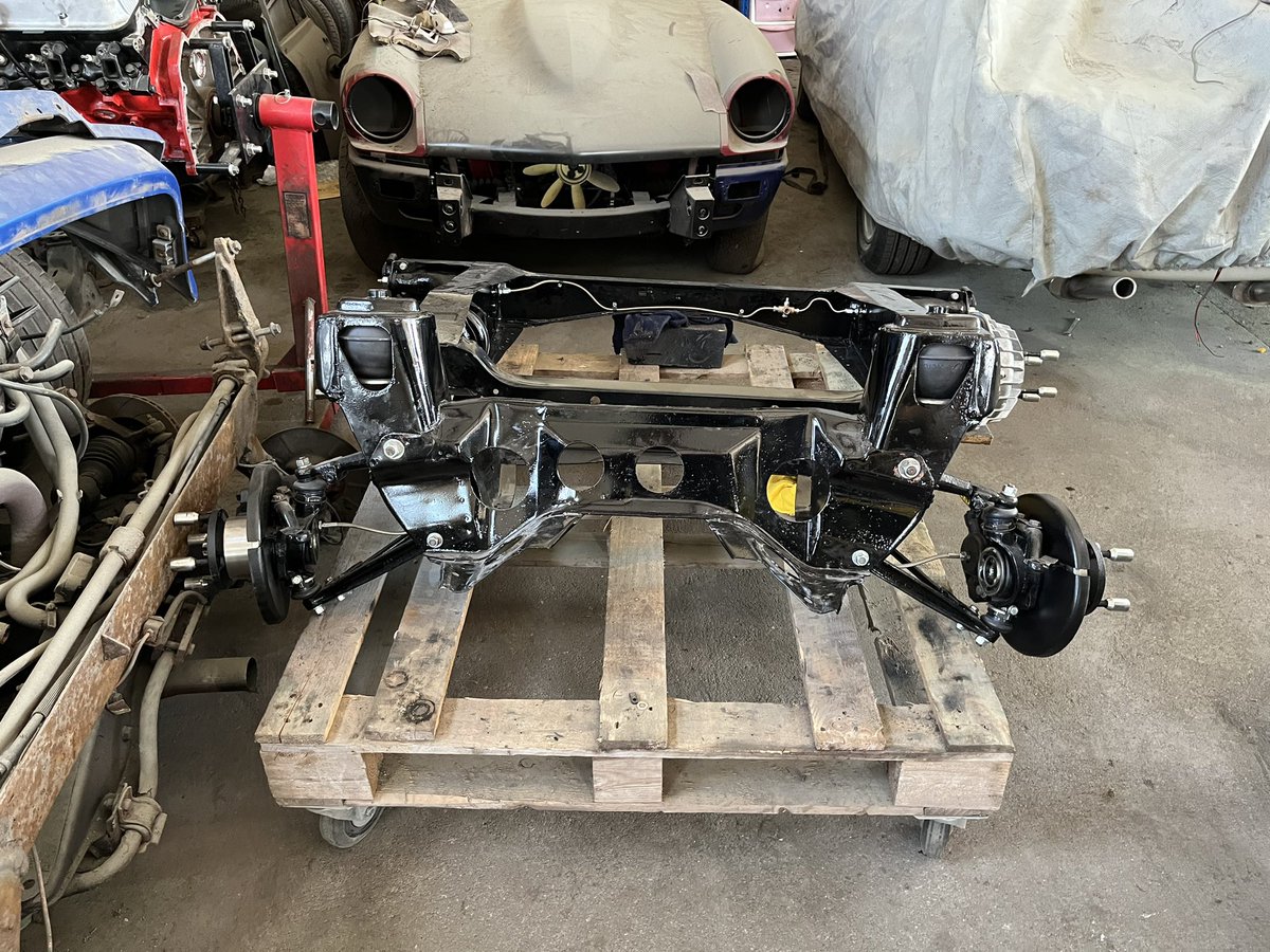stevepullen2's tweet photo. #MiniUpdate @davewel51 @MinxGenie @LeahRebeccaUK @TisI_LeClerc @GeorgeCochrane1 front and back subframes built up just waiting on car to be painted !! https://t.co/HUHN2tPKcj