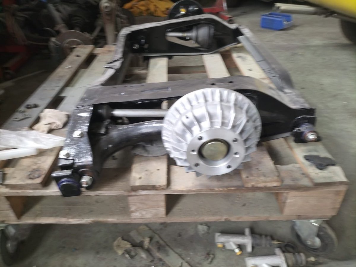 stevepullen2's tweet photo. #MiniUpdate @davewel51 @MinxGenie @LeahRebeccaUK @TisI_LeClerc @GeorgeCochrane1 front and back subframes built up just waiting on car to be painted !! https://t.co/HUHN2tPKcj