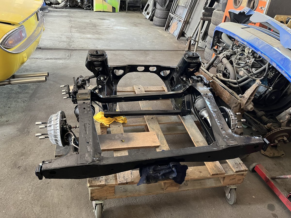 stevepullen2's tweet photo. #MiniUpdate @davewel51 @MinxGenie @LeahRebeccaUK @TisI_LeClerc @GeorgeCochrane1 front and back subframes built up just waiting on car to be painted !! https://t.co/HUHN2tPKcj