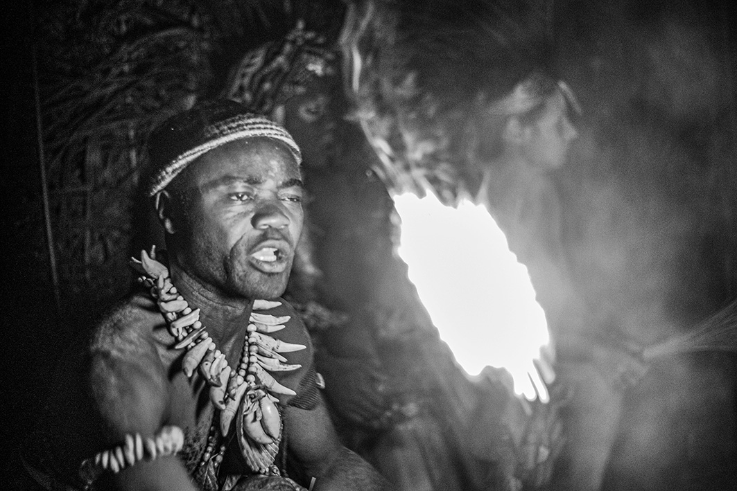 dminkoh's tweet photo. Decouvrez ma serie photographique "ESPRITS DU BWITI" entamee depuis 1996.
Le #Bwiti est un ordre initiatique traditionnel - typiquement gabonais - pour la recherche de la connaissance, l’amélioration constante de l’homme et de la condition humaine sur le plan spirituel. https://t.co/3ExSsUF2ui