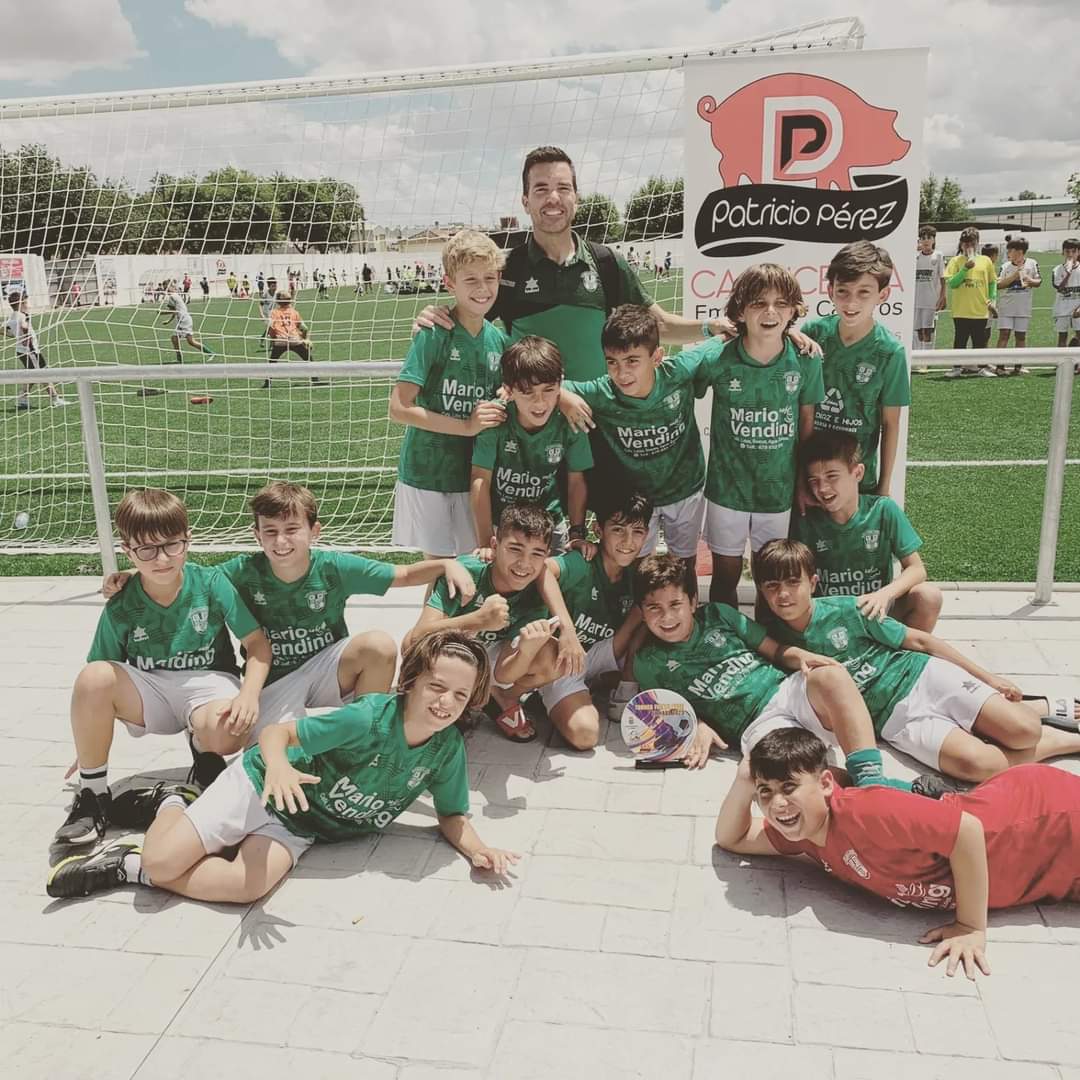 UDLaCruz's tweet photo. 🏆⚽ Nuestros equipos acaban la temporada de la mejor manera, disfrutando por todo lo alto 

El Infantil A se llevó la primera edición de la #TalaCup ante el Atlético de Madrid, y el Infantil B fue subcampeón del Mundialito de fútbol base

El Benjamín A, campeón en La Haba  💚👏 https://t.co/EozWDSvw4J
