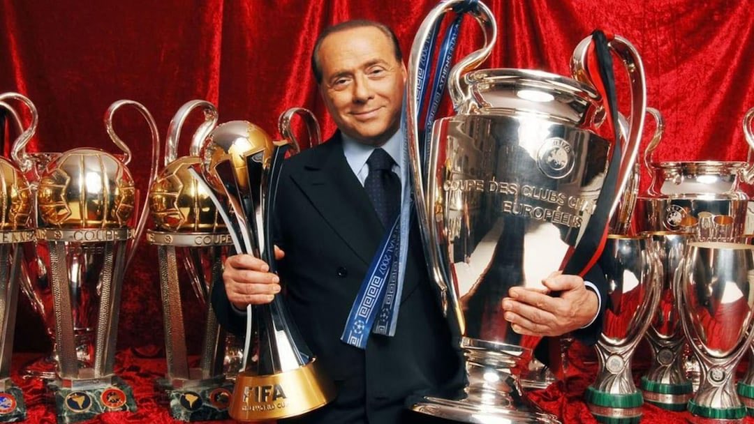 Oggi ci ha lasciato un grande uomo che ha segnato la nostra storia politica, economica, televisiva e sportiva.
Lo voglio ricordare sorridente e appassionato per la squadra che più di tutti ha fatto vincere, il suo MILAN!...🏆⚽
Addio GRANDE SILVIO!