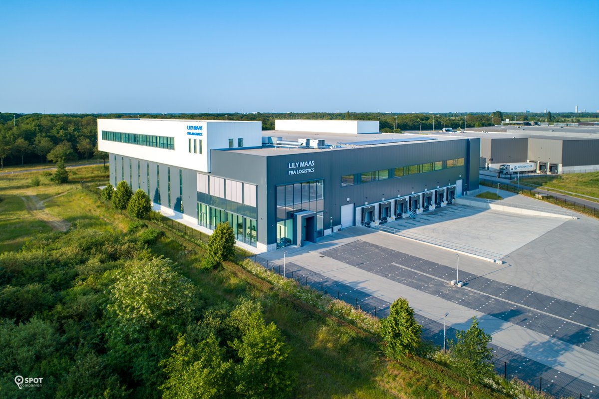 Het nieuwe bedrijfspand van Lily Maas, specialist in internationale logistieke oplossingen, is een fraaie landmark geworden op Bedrijvenpark Midden-Brabant Poort!

#LilyMaas #Logistiek #Innovatie