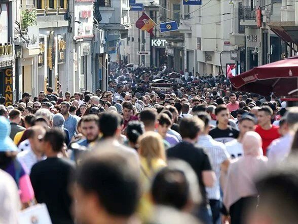 İŞSİZLİK VERİLERİ AÇIKLANDI!
Türkiye İstatistik Kurumu (TÜİK),Nisan ayına dair işsizlik verilerini açıkladı.
Türkiye'de işsiz sayısı bir önceki yılın aynı ayına göre 74 bin kişi arttı ve 3,58 milyon kişi oldu. İşsizlik oranı ise 0,1puan artarak %10,2 seviyesinde gerçekleşti.