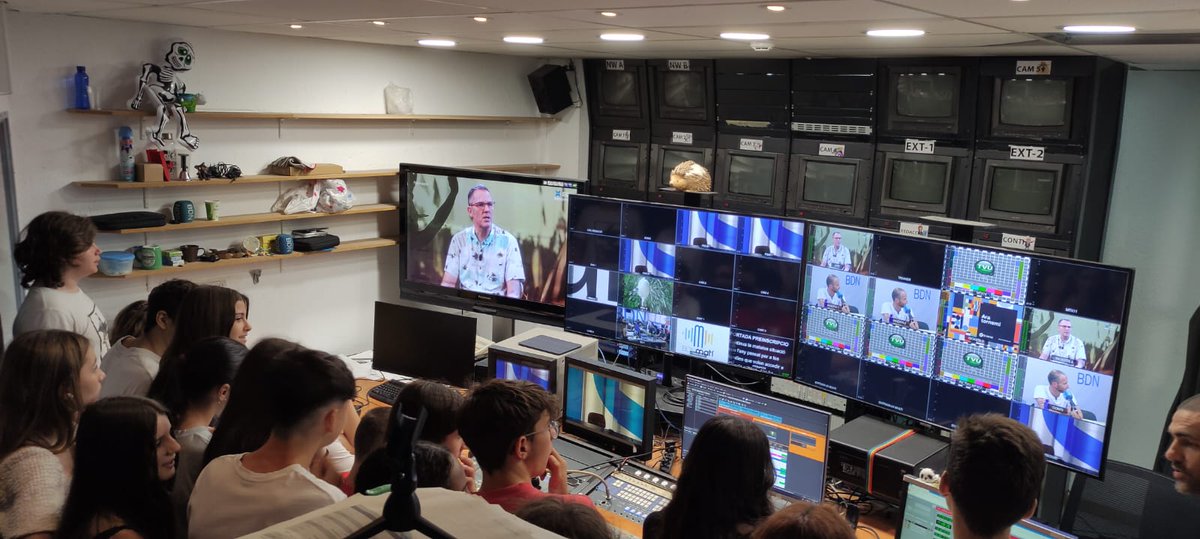 inslallauna's tweet photo. Comencem #treballdesintesi i #projecterecerca. Què ha d'oferir una cantina d'un centre escolar? Com es fa una publicació digital? Què ens passa emocionalment quan estem a la secundària? Com guia la recerca el mètode científic? #eso3 visita @bdncom, els mitjans per dins. Comencem! https://t.co/YUtjDpKs1K