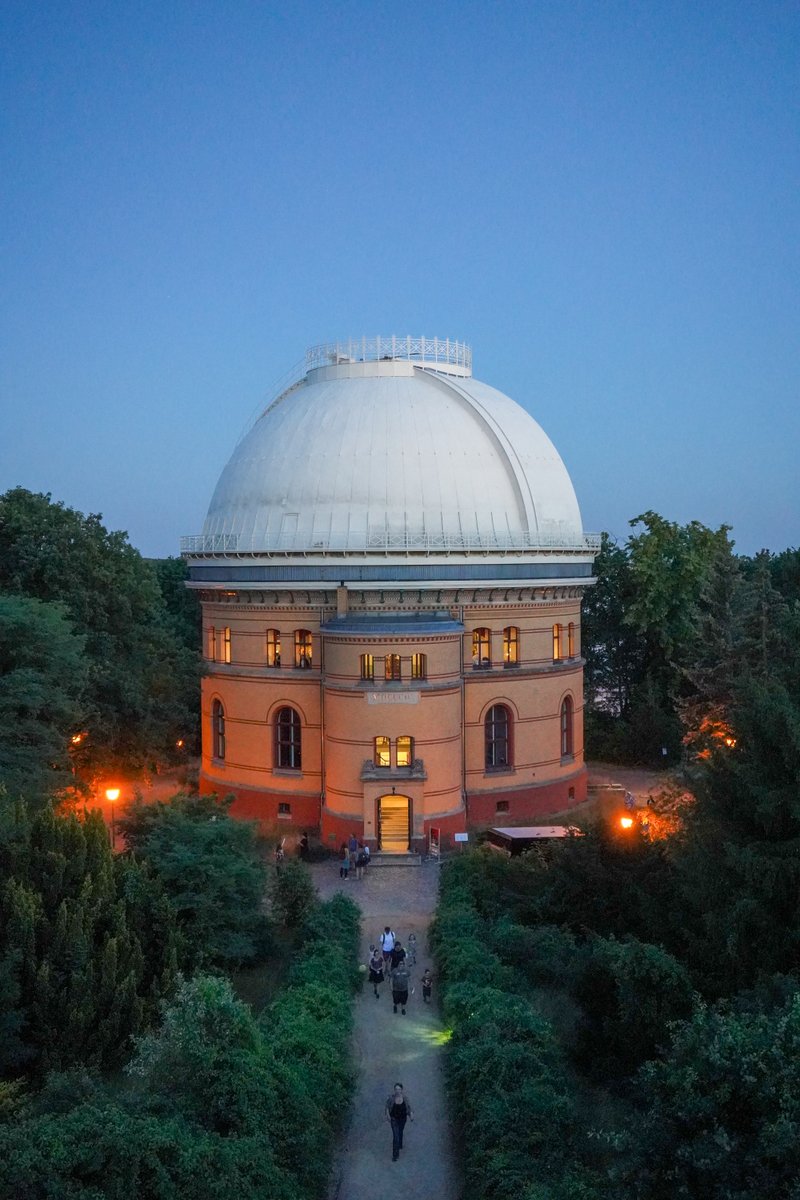 Die Lange Nacht der Wissenschaften steht wieder am 17. Juni an! Wissbegierige können auf dem Telegrafenberg in Potsdam den großen Refraktor, Einsteinturm, Experimente und Vorträge mit Forschenden bestaunen. 
#LNDW23 

Mehr Informationen gibt es unter:
aip.de/de/news/histor…