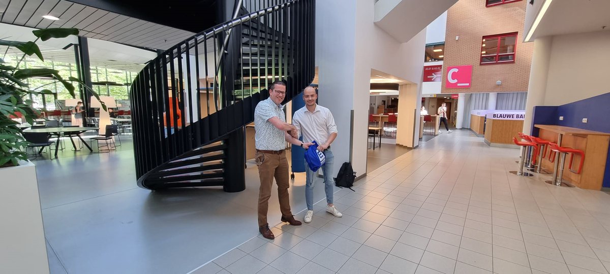 Gefeliciteerd, Jurian Schuilenburg! Hij behaalt met succes zijn HBO-diploma Bedrijfskunde na het verdedigen van zijn indrukwekkende afstudeeronderzoek voor EECULAIR, het circulaire bouwconcept van Van Ee Staalspecialisten. Een fantastische prestatie met een 8,3