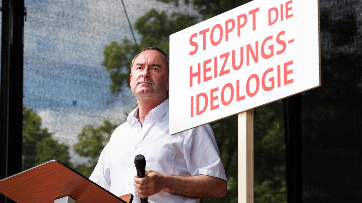 Konservative Presse kritisiert. CSU kritisiert. Quo vadis #FW? Rechtsaußen?

'Bayerns Landtagspräsidentin Ilse Aigner (#CSU) hat die Wortwahl des stellvertretenden Ministerpräsidenten Hubert #Aiwanger (#FreieWähler) auf einer Demonstration in Erding bei München kritisiert' ⬇️