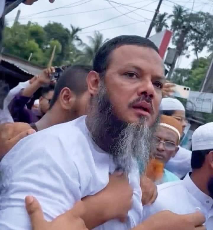 fkmarufdu's tweet photo. The leaders and activists of the ruling Awami League attacked Mufti Syed Muhammad Faizul Karim, the mayoral candidate in the Barisal City Corporation election, during the inspection of the polling station.

He was left bleeding in the brutal attack. His car was vandalized. https://t.co/iX2shlh7rq