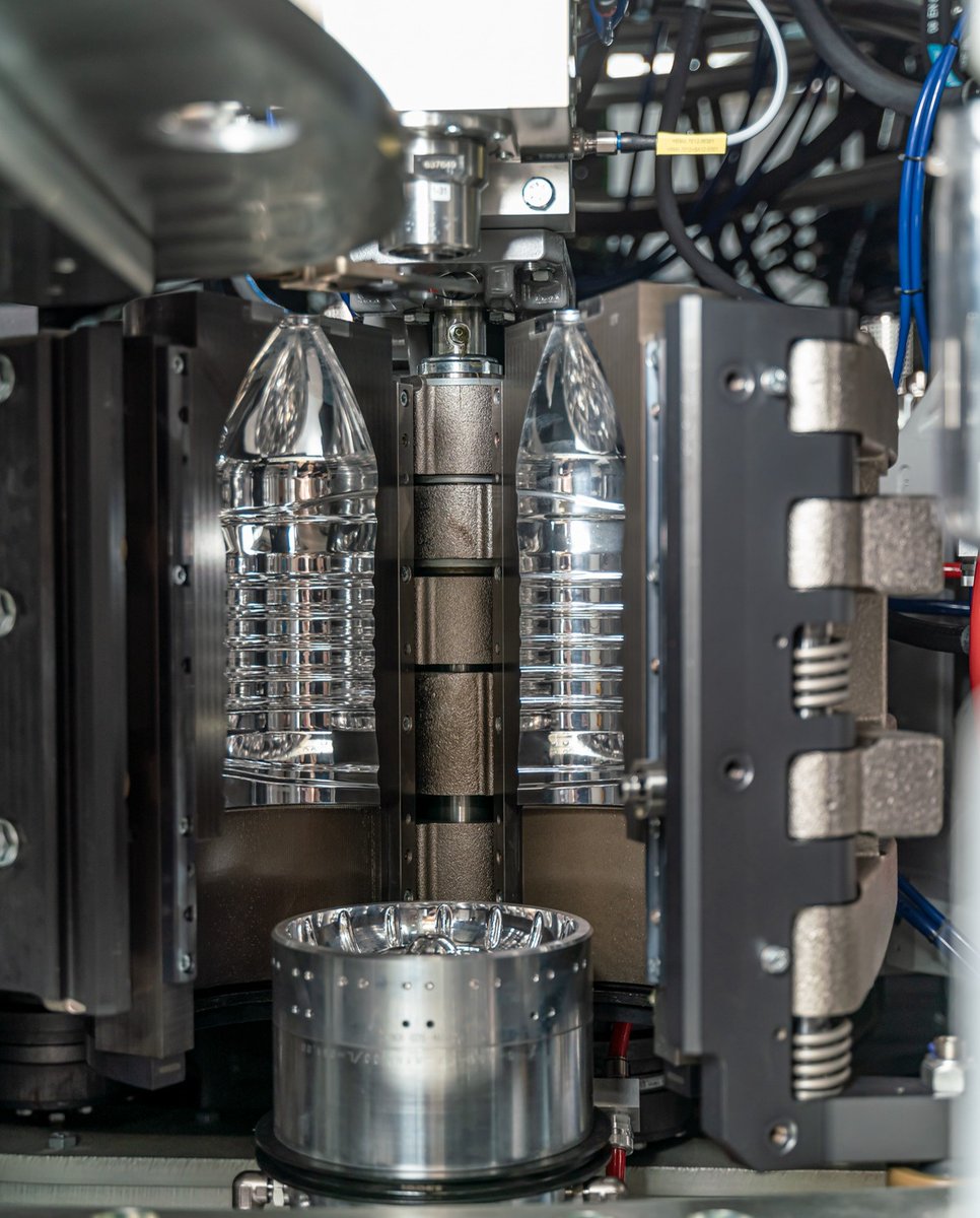 KronesAG's tweet photo. About me: I am #Contiform 3 BigBottle. My motto is "larger and more". πΌ The output per cavity, flexibility, efficiency or reliability are no challenge for me. I am perfect for filling non-carbonated beverages and cooking oil. π³
#Krones #KronesAG #GermanBlingBling https://t.co/HGdUqHQcIc