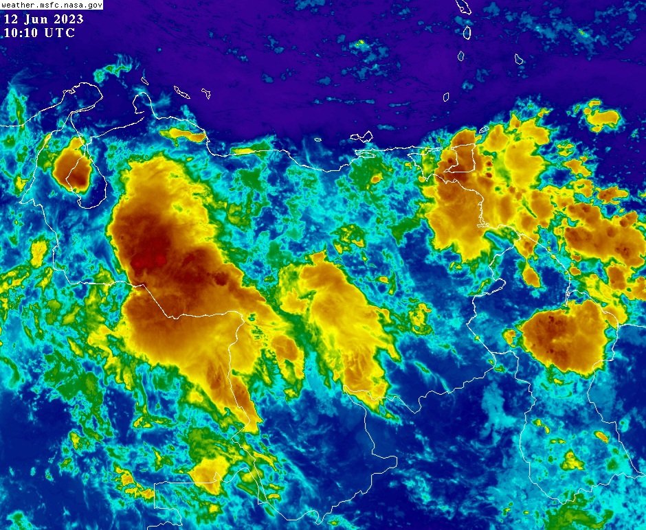 Meteovargas's tweet photo. #12Jun Onda Tropical No.7 desde el norte de Colombia y la No.8 en Surinam, mantienen activa la Zona de Convergencia Intertropical sobre Venezuela que además la refuerza la divergencia del viento en altura. A primeras horas de la mañana se observan núcleos convectivos productores de lluvias y algunos con descargas eléctricas en el lago de Maracaibo y alrededores, sur de Lara, Llanos Occidentales, este de Falcón, sectores de la Guaira, norte de Amazonas, oeste y noreste de Bolívar, el Esequibo, Delta Amacuro y noroeste de Monagas. En el resto del país prevalece cobertura fragmentada alternando con áreas despejadas