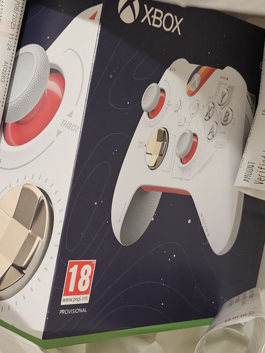 MrBayramPlays's tweet photo. Hell yesssss just had to grab that beautiful controller looking forward to opening it and seeing it properly @XboxP3 @aarongreenberg @Xbox @StarfieldGame @bethesda #Starfield    #StarfieldDirect    #Starfieldcontroller #Xbox    #XboxShowcase https://t.co/E4ZywY11mv